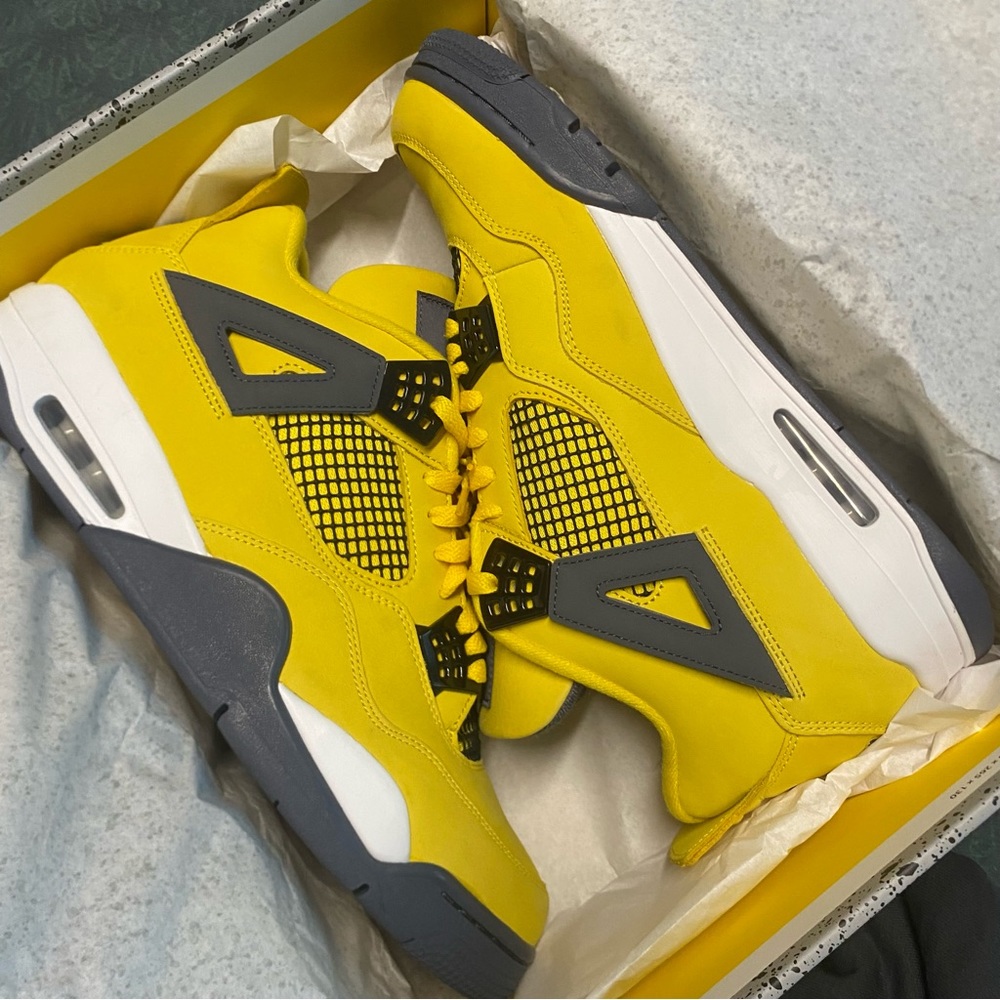 *SOLD* Air Jordan 4 Retro “Lightning” 2021